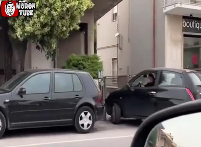Video: To get into a driveway, he strikes the same barrier twenty-three times!
